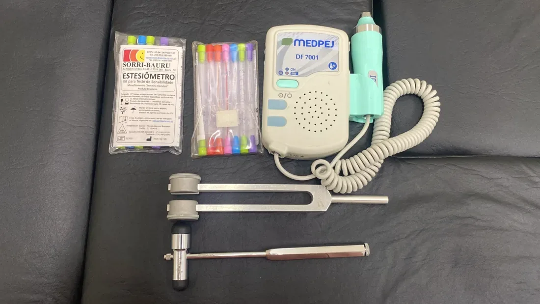 Kit do exame do pé diabético feito em casa em Porto Alegre: estesiômetro, doppler vascular, diapasão e martelo