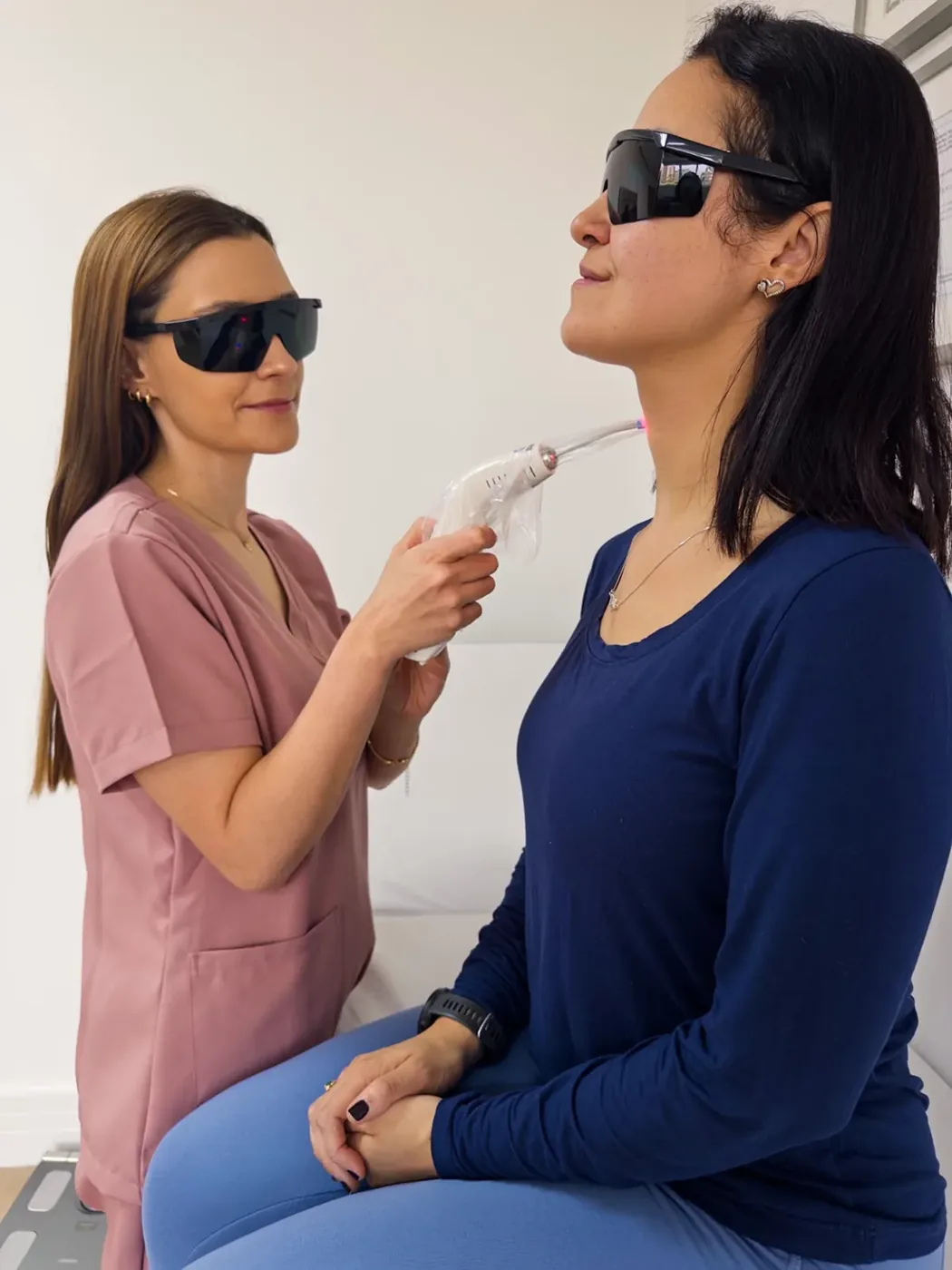 Enfermeira da Dualume aplicando laserterapia em paciente com óculos de proteção, em Porto Alegre